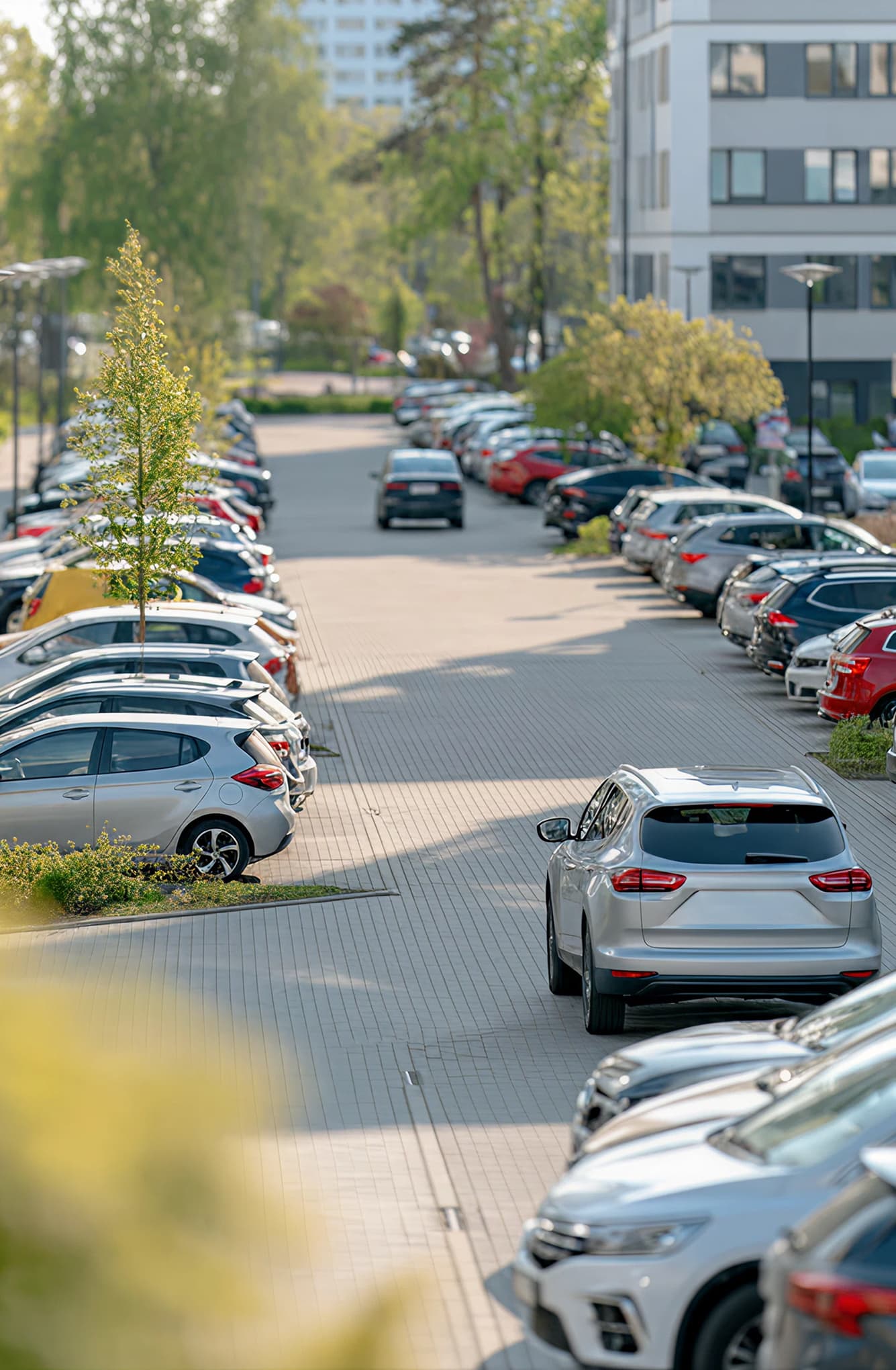 Stellplätze in einer großen Wohnanlage mit zahlreichen Fahrzeugen